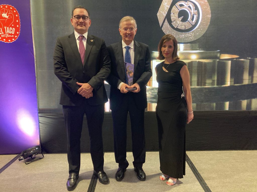 Speakers/headshot.

En Inmobiliare Summits, panelistas posan en el escenario durante la conferencia de real estate en México. Evento LATAM con patrocinadores.