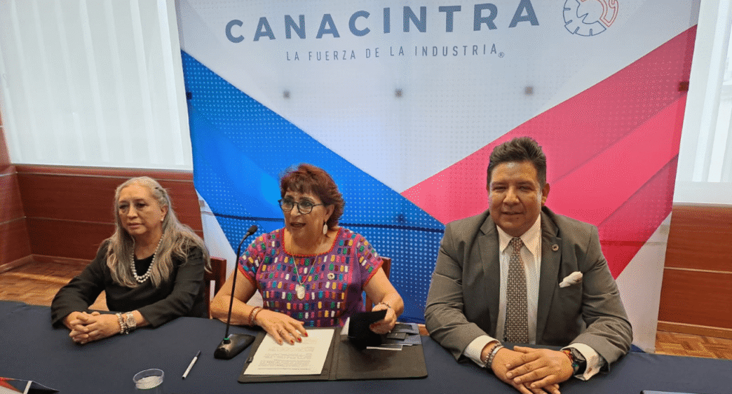 Panel de expertos en conferencia Inmobiliare Summits México. Oradores discuten sobre bienes raíces en LATAM. CANACINTRA es visible.