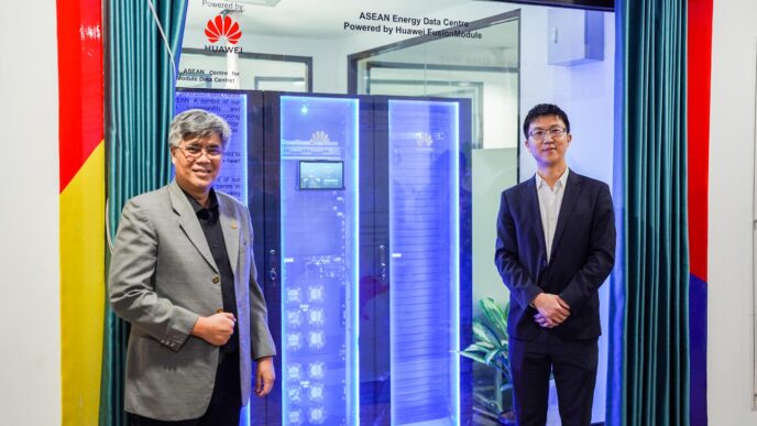 Inauguración del centro de datos ASEAN Huawei, clave en la transformación cero carbono. Dos personas frente a servidores Huawei FusionModule.