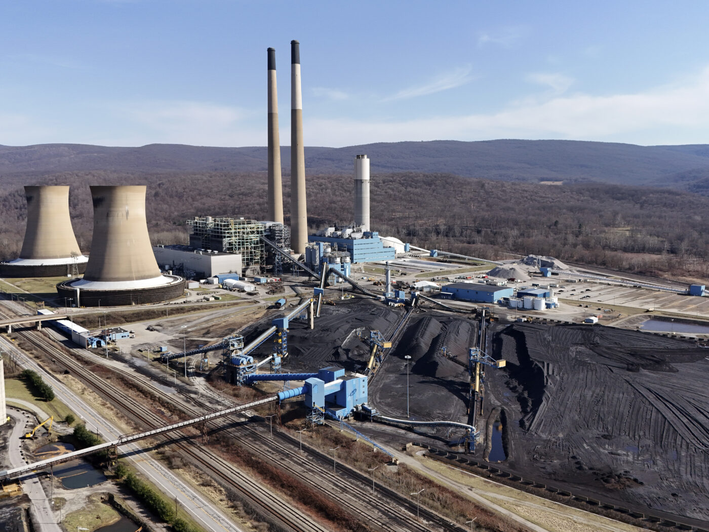 Central de energía de carbón a gas. Vista aérea de la planta con chimeneas, torres de enfriamiento y almacenamiento de carbón. Transformación de energía.