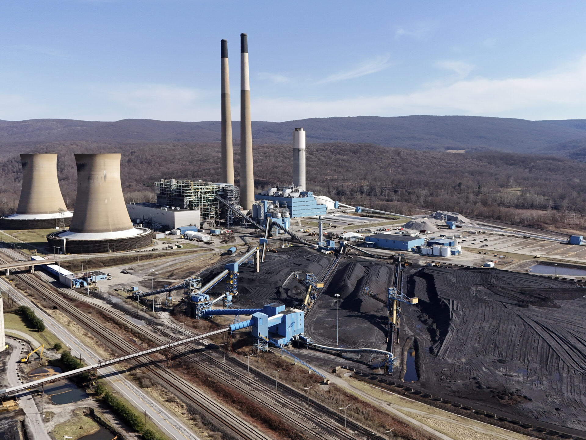 Central de energía de carbón a gas. Vista aérea de la planta con chimeneas, torres de enfriamiento y almacenamiento de carbón. Transformación de energía.