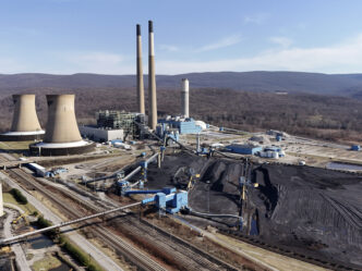 Central de energía de carbón a gas. Vista aérea de la planta con chimeneas, torres de enfriamiento y almacenamiento de carbón. Transformación de energía.