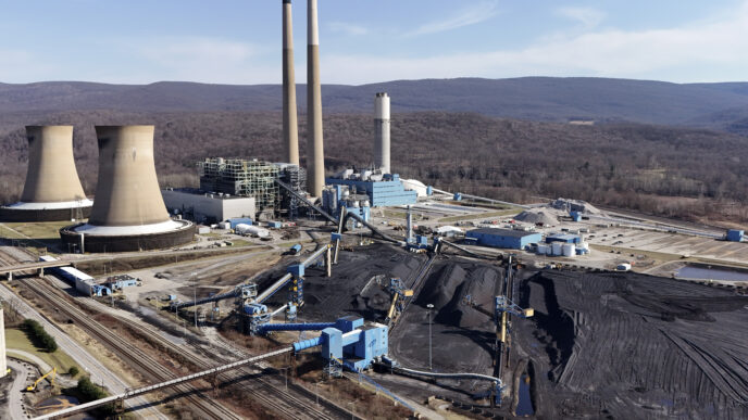 Central de energía de carbón a gas. Vista aérea de la planta con chimeneas, torres de enfriamiento y almacenamiento de carbón. Transformación de energía.