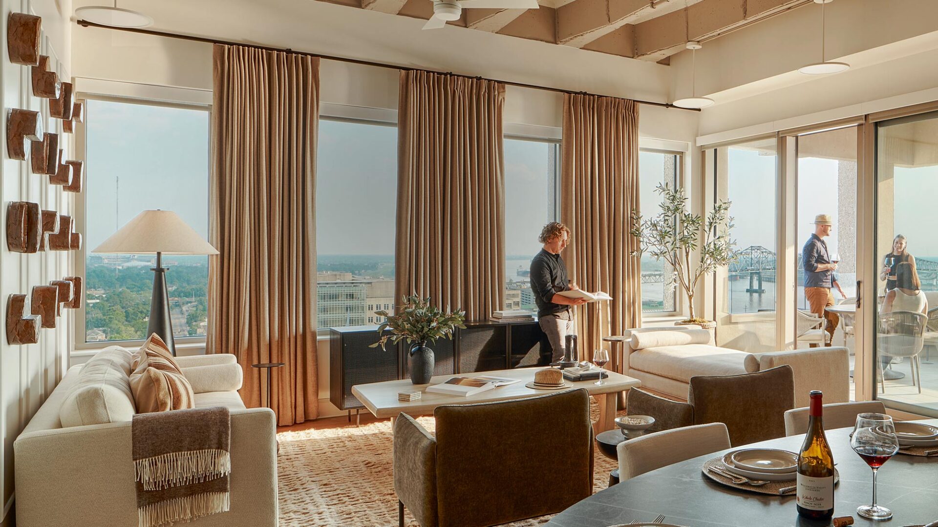 Interior de departamento moderno con ventanales, sala de estar, comedor y balcón. Transformación oficinas a viviendas en LATAM, diseño elegante.