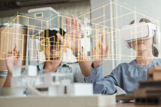 Dos personas con gafas VR interactúan con un modelo 3D. Transformación del sector inmobiliario con metaverso. Diseño arquitectónico inmersivo.