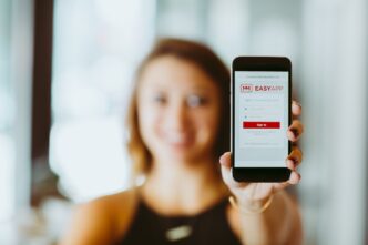 speakers/headshot
Mujer muestra la app EASYAPP en un móvil. Solución digital para el sector inmobiliario. #realestate #LATAM #app