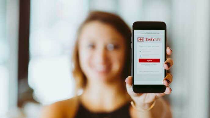 speakers/headshot
Mujer muestra la app EASYAPP en un móvil. Solución digital para el sector inmobiliario. #realestate #LATAM #app