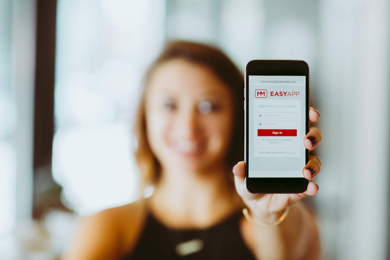 speakers/headshot
Mujer muestra la app EASYAPP en un móvil. Solución digital para el sector inmobiliario. #realestate #LATAM #app