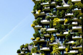 Edificio sostenible con balcones llenos de vegetación en Milán. Arquitectura eco-friendly para la transformación ESG en el sector inmobiliario.