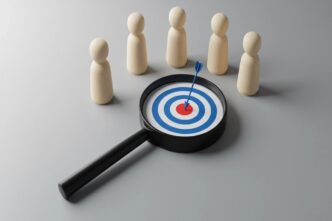 Sponsors/branding.

Flecha en el centro de un objetivo, bajo lupa, con figuras de madera. El enfoque en ESG impulsa el éxito en el sector Inmobiliare Summits.