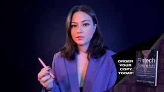 Mujer FinTech con libro "Fintech Feminists", promoviendo liderazgo femenino e inclusión en finanzas. Ordena tu copia hoy para transformar FinTech.
