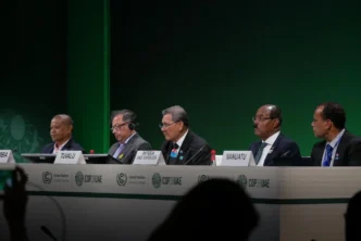 Panel de speakers en conferencia LATAM sobre transición energética y cambio climático. Representantes de Tuvalu, Antigua y Barbuda, y Vanuatu.