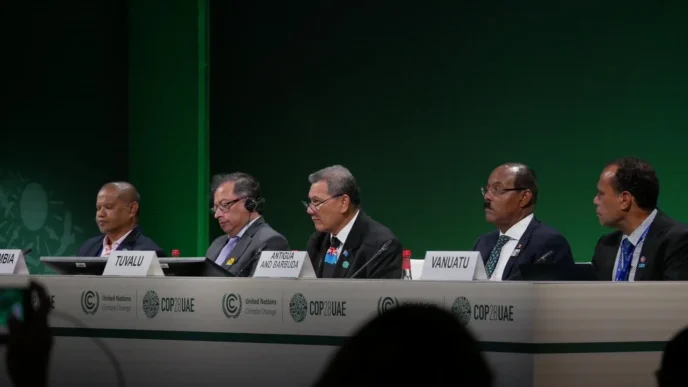 Panel de speakers en conferencia LATAM sobre transición energética y cambio climático. Representantes de Tuvalu, Antigua y Barbuda, y Vanuatu.