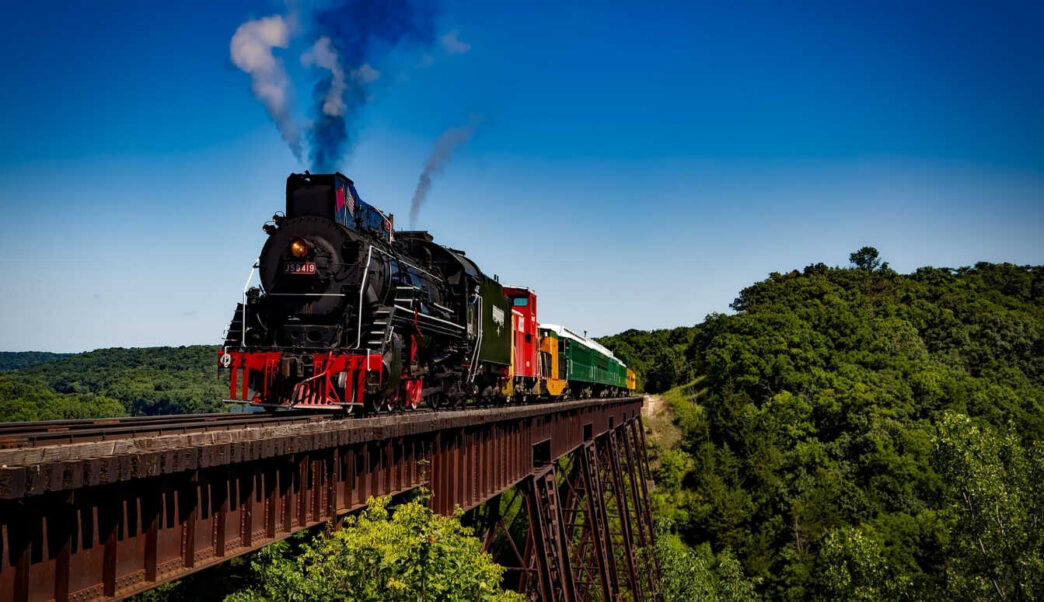 city/destination

Tren Maya impulsa el mercado inmobiliario en México. El tren cruza un puente, simbolizando el desarrollo de bienes raíces en la región.