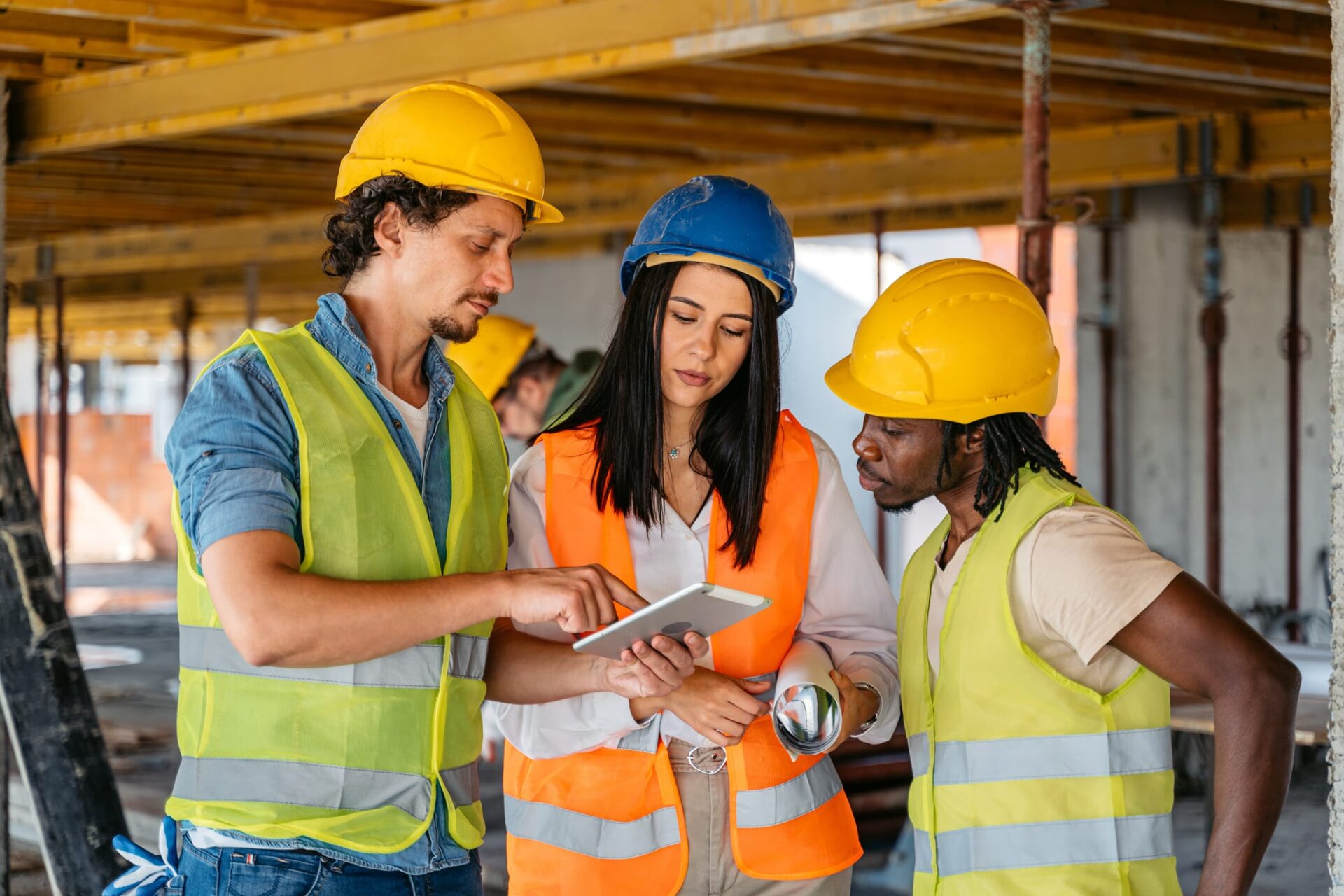 venue/architecture
Trabajadores de la construcción revisan planos en tableta. Equipo de obra en México inspecciona proyecto. Inmobiliare Summits impulsa el sector real estate.