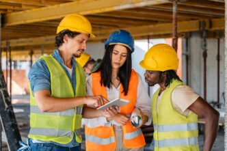 venue/architecture
Trabajadores de la construcción revisan planos en tableta. Equipo de obra en México inspecciona proyecto. Inmobiliare Summits impulsa el sector real estate.