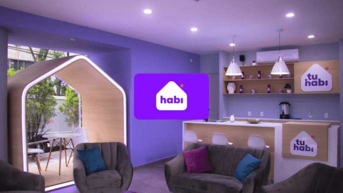 Sponsors/branding.
Oficinas de Tu Habi, unicornio proptech, con logo visible. Espacio de networking en evento Inmobiliare Summits. Real estate en México.