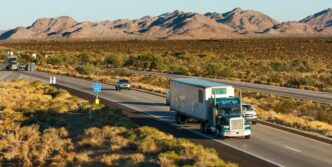 Camión en carretera mexicana, montañas al fondo. Promueve el turismo fronterizo y su impacto económico de 3,556 millones de dólares en México.