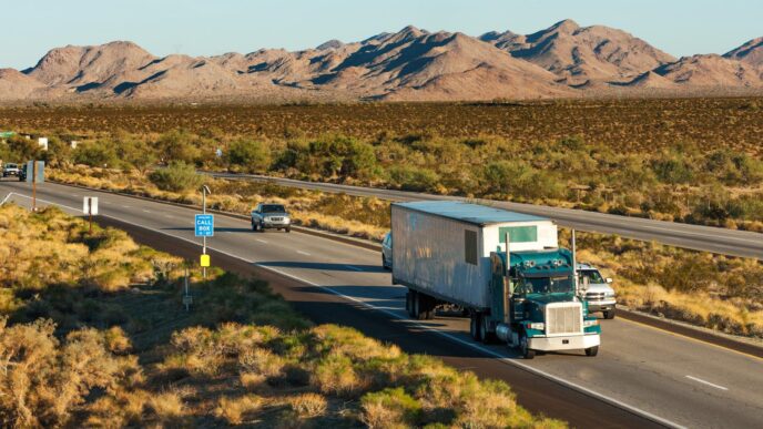Camión en carretera mexicana, montañas al fondo. Promueve el turismo fronterizo y su impacto económico de 3,556 millones de dólares en México.