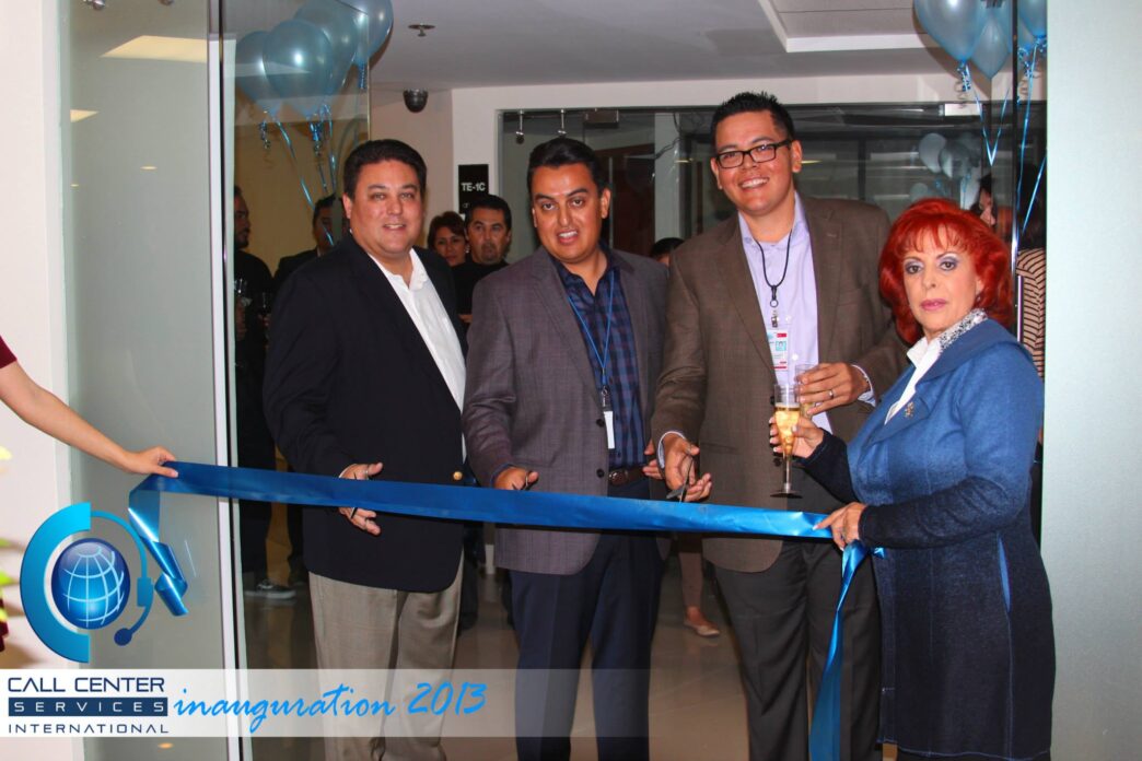 venue/architecture
Inauguración de Call Center Services International en México. Personas cortan listón en evento de real estate. Conferencia Inmobiliare Summits.
