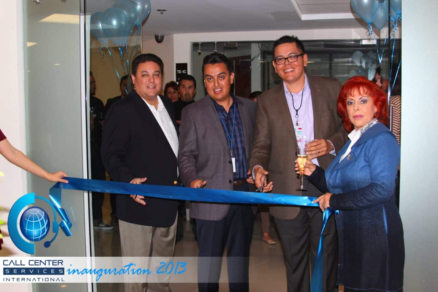 venue/architecture
Inauguración de Call Center Services International en México. Personas cortan listón en evento de real estate. Conferencia Inmobiliare Summits.