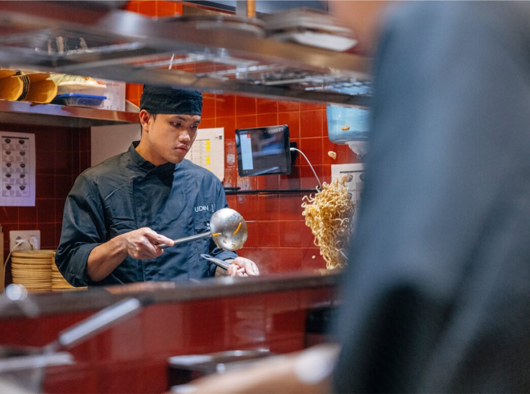 speakers/headshot

Chef de Udin prepara noodles frescos. Gastronomía en evento.