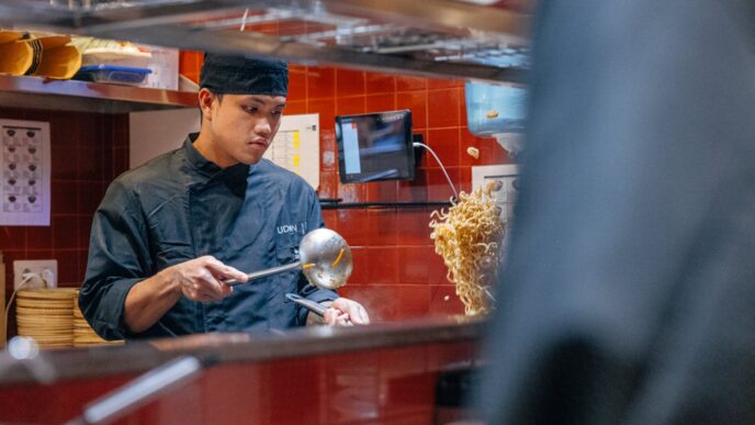 speakers/headshot

Chef de Udin prepara noodles frescos. Gastronomía en evento.