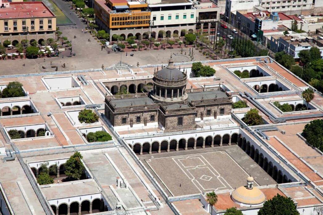 venue/architecture
Vista aérea del Hospicio Cabañas, sede de Inmobiliare Summits. Arquitectura histórica en Guadalajara, México. Conferencia de real estate LATAM.