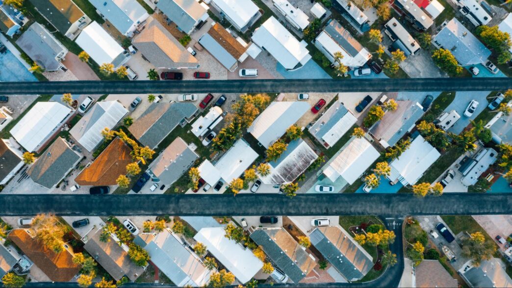 Vista aérea de viviendas unifamiliares. Inmobiliaria busca reducir déficit habitacional con proyectos de vivienda ecológica. #RealEstate #LATAM #Ciudad