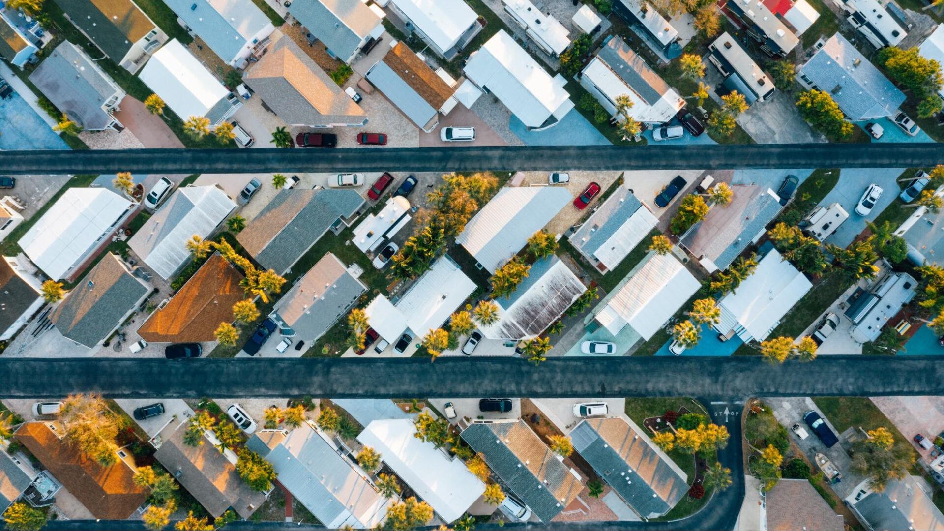 Vista aérea de viviendas unifamiliares. Inmobiliaria busca reducir déficit habitacional con proyectos de vivienda ecológica. #RealEstate #LATAM #Ciudad