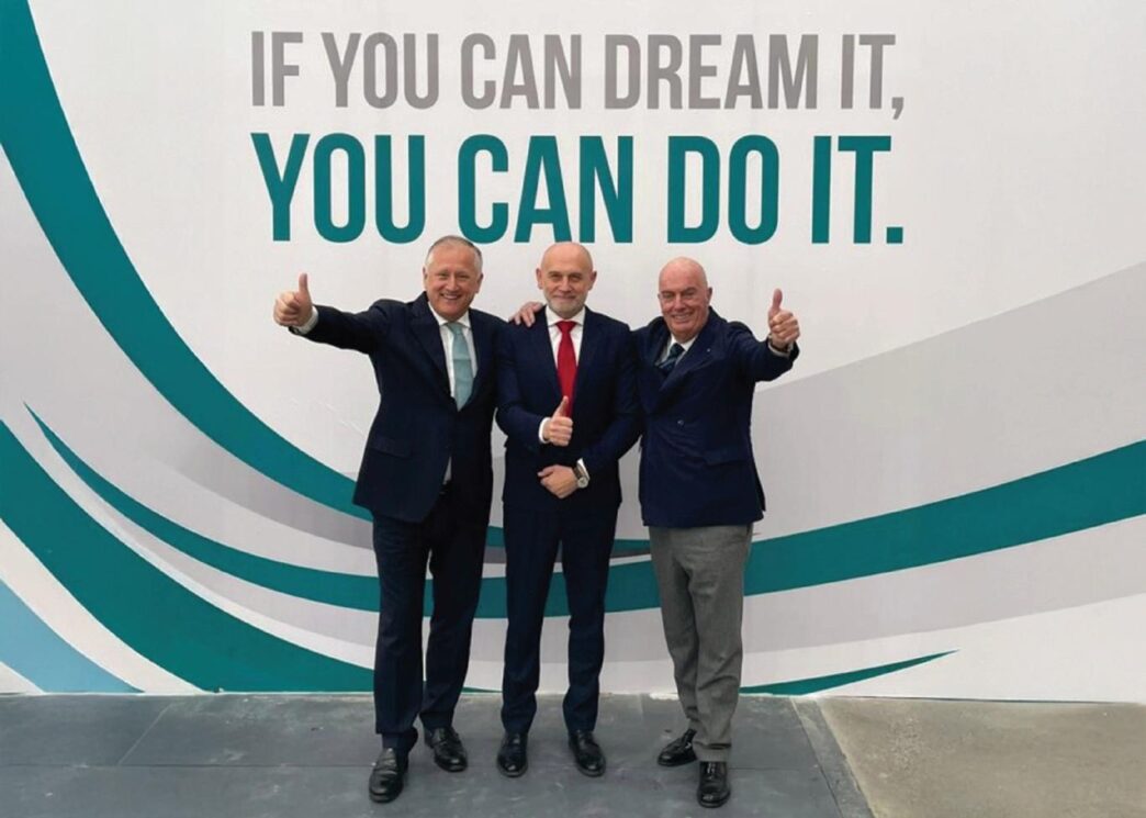 speakers/headshot
Oradores sonrientes posan en Inmobiliare Summits. Conferencia de real estate en México, evento LATAM. Fondo con el texto If you can dream it, you can do it.