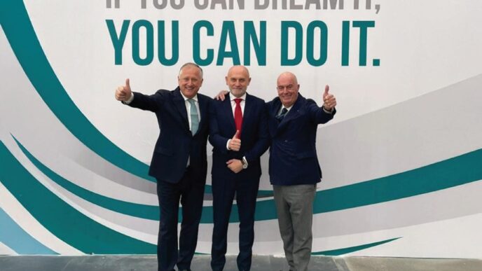 speakers/headshot
Oradores sonrientes posan en Inmobiliare Summits. Conferencia de real estate en México, evento LATAM. Fondo con el texto If you can dream it, you can do it.