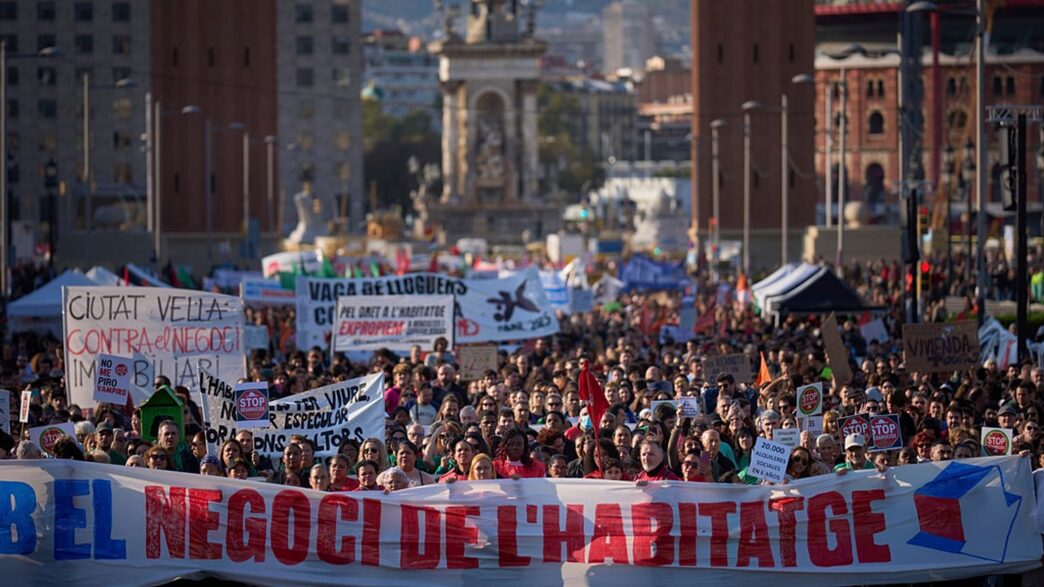 city/destination

Manifestación en Barcelona sobre vivienda. Multitudinaria protesta con pancartas. Impacto en el sector Inmobiliaria.