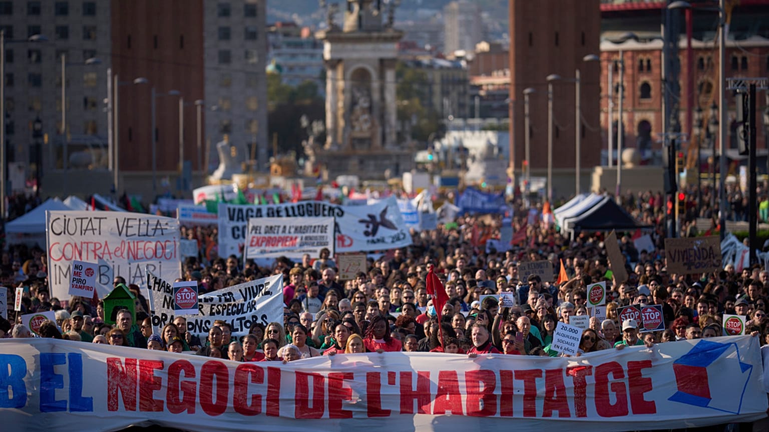 city/destination

Manifestación en Barcelona sobre vivienda. Multitudinaria protesta con pancartas. Impacto en el sector Inmobiliaria.
