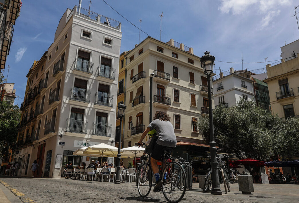 Venue/Architecture
Valencia, España. Arquitectura urbana en Inmobiliare Summits. Ciclista recorre la ciudad. Edificios históricos y ambiente vibrante. #realestate