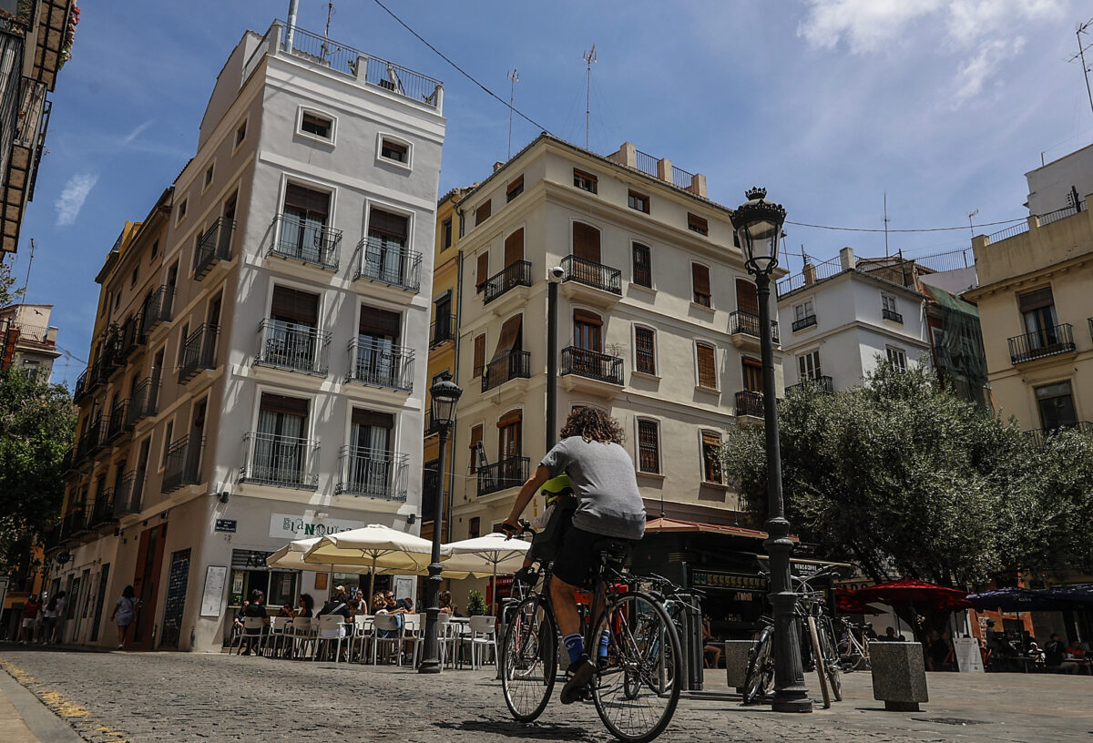 Venue/Architecture
Valencia, España. Arquitectura urbana en Inmobiliare Summits. Ciclista recorre la ciudad. Edificios históricos y ambiente vibrante. #realestate
