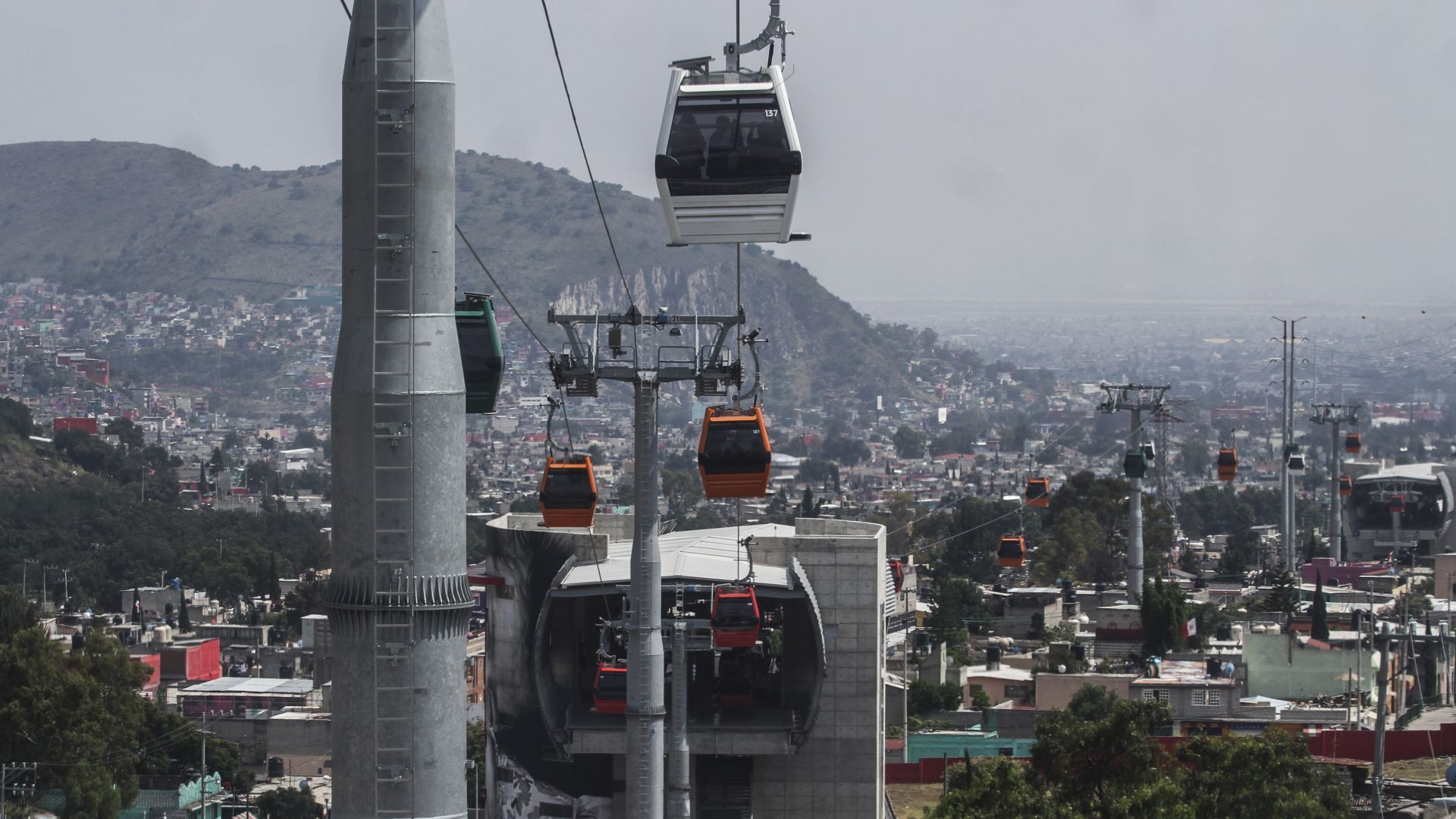 City/Destination
Teleférico moderno en la Ciudad de México. Innovación urbana y transporte público. Impulso al desarrollo inmobiliario y la conectividad en LATAM.