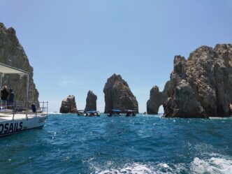 city/destination
Paisaje marino en Inmobiliare Summits México. Rocas emblemáticas y barcos en el mar, reflejando el destino sede de la conferencia real estate.