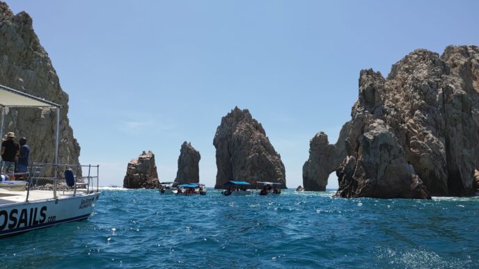 city/destination
Paisaje marino en Inmobiliare Summits México. Rocas emblemáticas y barcos en el mar, reflejando el destino sede de la conferencia real estate.