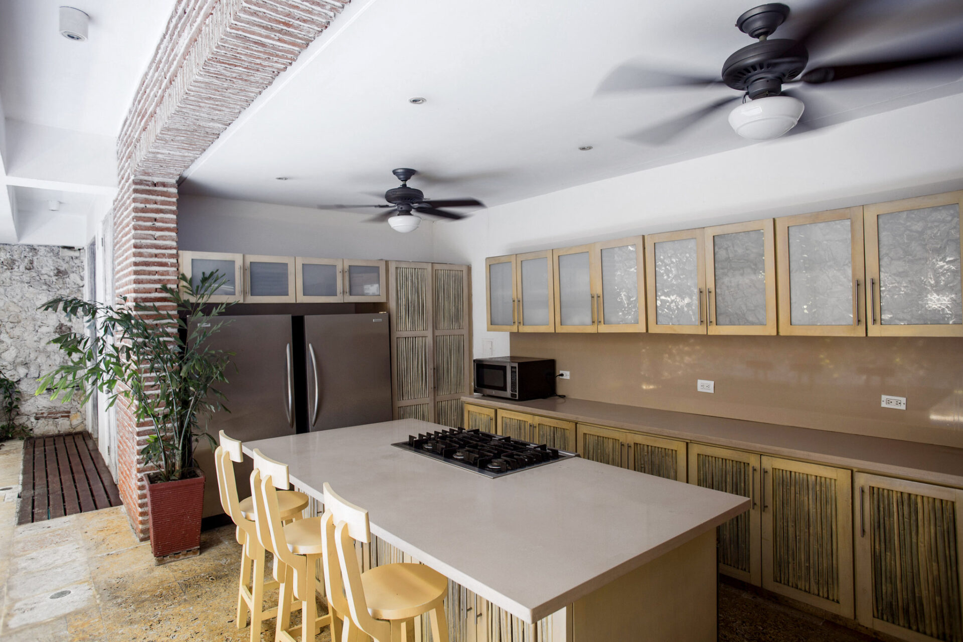 Venue/Architecture
Cocina moderna y luminosa en Inmobiliare Summits, con isla central, electrodomésticos de acero y detalles en madera. Diseño funcional y acogedor. #realestate