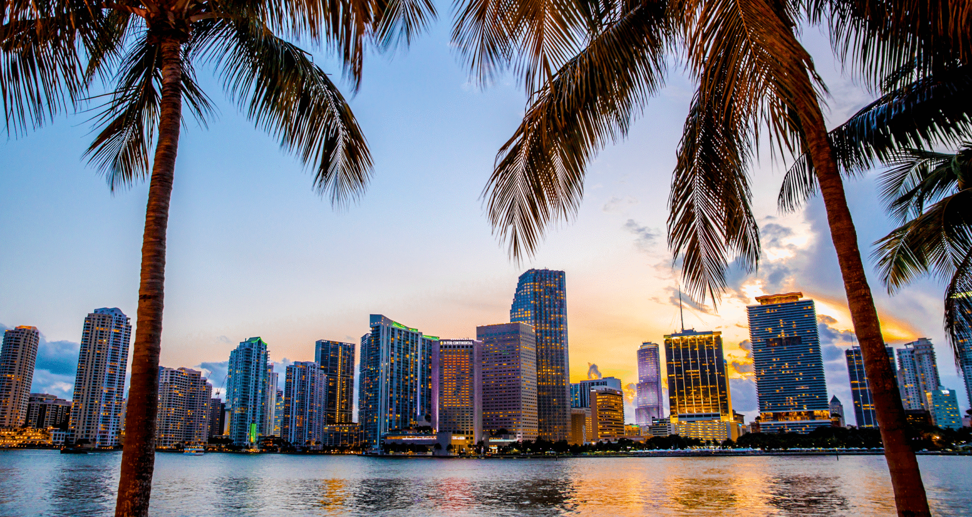 Venue/architecture.
Skyline de Miami al atardecer. Impresionante vista de la ciudad para Inmobiliare Summits, evento de real estate en la ciudad.