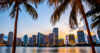 Venue/architecture.
Skyline de Miami al atardecer. Impresionante vista de la ciudad para Inmobiliare Summits, evento de real estate en la ciudad.