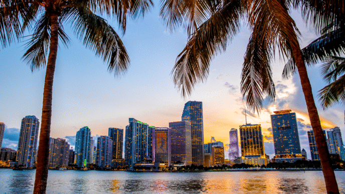 Venue/architecture.
Skyline de Miami al atardecer. Impresionante vista de la ciudad para Inmobiliare Summits, evento de real estate en la ciudad.