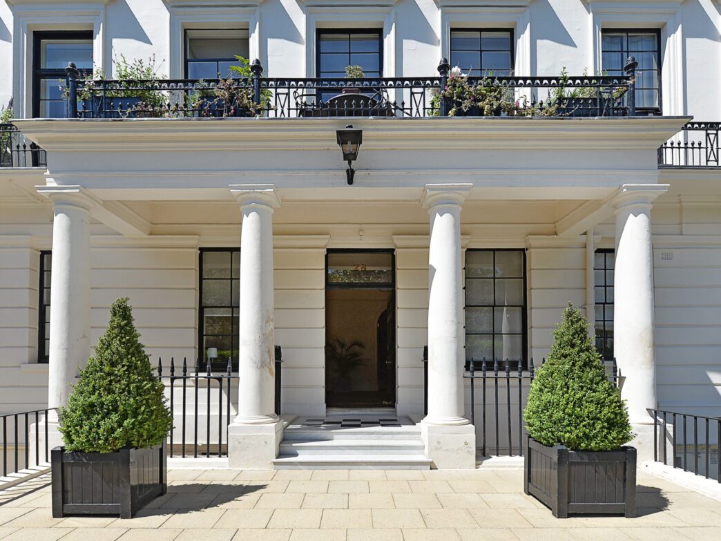 Venue/architecture.

Fachada de vivienda de lujo en Londres, ciudad clave para Inmobiliare Summits. Arquitectura elegante y clásica. Real estate en LATAM.