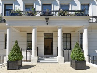 Venue/architecture.

Fachada de vivienda de lujo en Londres, ciudad clave para Inmobiliare Summits. Arquitectura elegante y clásica. Real estate en LATAM.