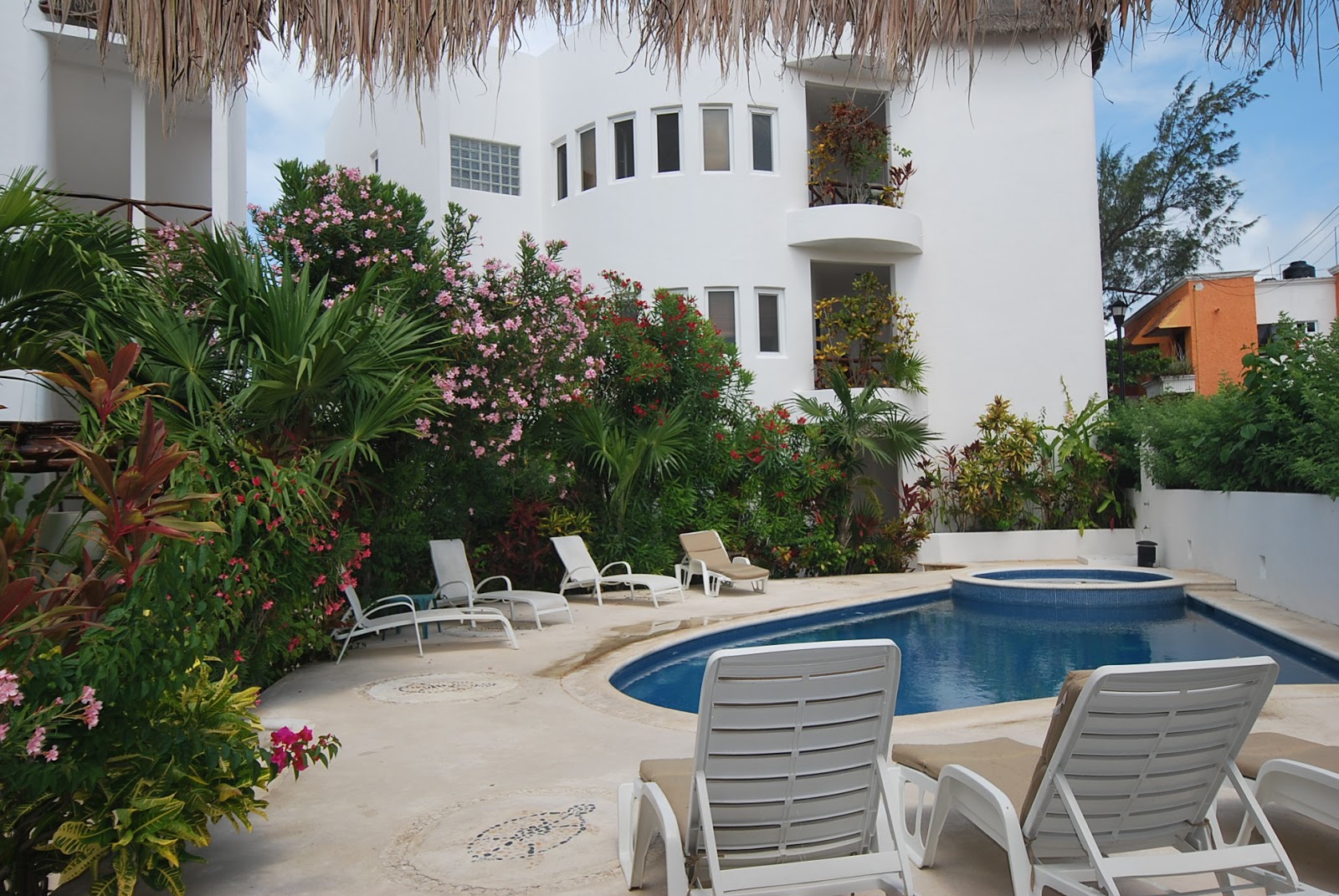 venue/architecture
Arquitectura moderna con piscina en un hotel de lujo. Diseño minimalista y vegetación exuberante. Ideal para conferencias Inmobiliare Summits México.