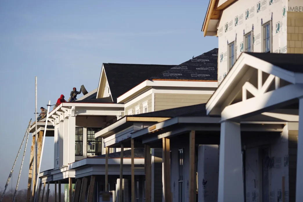 Venue/Architecture
Trabajadores construyen viviendas nuevas en EE.UU. El sector de real estate muestra crecimiento. Inmobiliare Summits analiza el mercado LATAM.