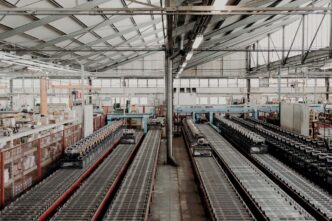 venue/architecture

Interior de fábrica con líneas de producción. Espacio industrial con maquinaria y estructura metálica. Sector inmobiliario.