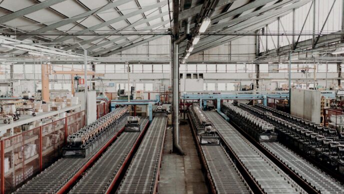 venue/architecture

Interior de fábrica con líneas de producción. Espacio industrial con maquinaria y estructura metálica. Sector inmobiliario.