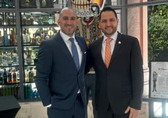 speakers/headshot
Dos hombres posan en Inmobiliare Summits, evento de real estate en México. Promoción de Grupo Waldo's, plan de expansión en LATAM.